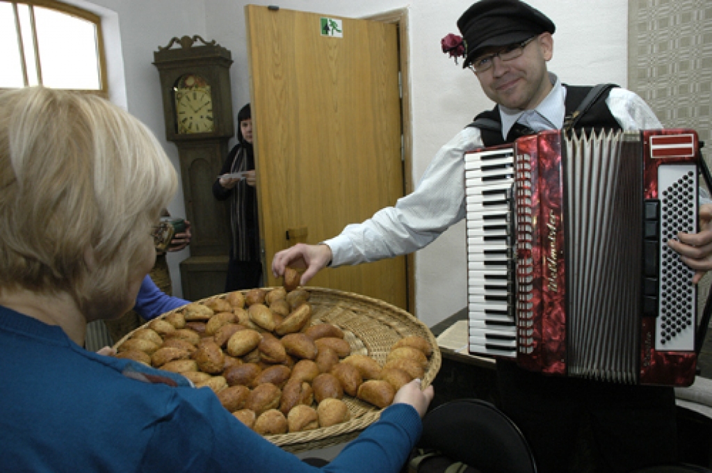 Svētdien, 19. decembrī, Bauskas novadpētniecības un mākslas muzejā ieskandināja ziemas saulgriežus. Svētkus kuplināja folkloras kopas «Dreņģeri», «Trejupe» un kurzemnieki – Rucavas tradīciju klubs.
Autors: Ivars Bogdanovs
