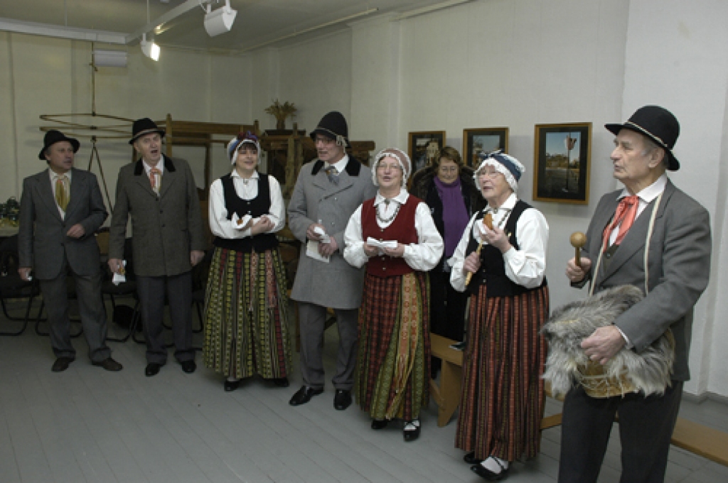 Svētdien, 19. decembrī, Bauskas novadpētniecības un mākslas muzejā ieskandināja ziemas saulgriežus. Svētkus kuplināja folkloras kopas «Dreņģeri», «Trejupe» un kurzemnieki – Rucavas tradīciju klubs.
Autors: Ivars Bogdanovs