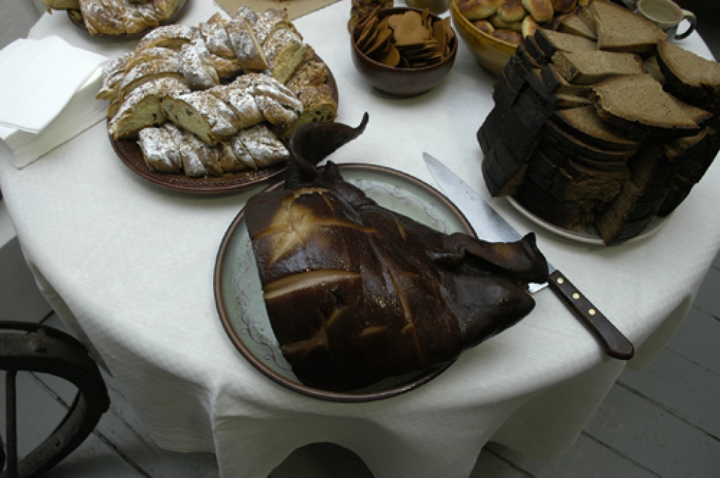Svētdien, 19. decembrī, Bauskas novadpētniecības un mākslas muzejā ieskandināja ziemas saulgriežus. Svētkus kuplināja folkloras kopas «Dreņģeri», «Trejupe» un kurzemnieki – Rucavas tradīciju klubs.
Autors: Ivars Bogdanovs