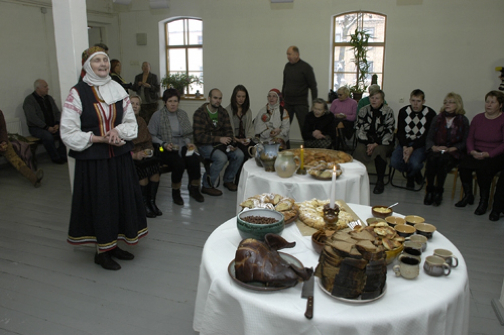 Svētdien, 19. decembrī, Bauskas novadpētniecības un mākslas muzejā ieskandināja ziemas saulgriežus. Svētkus kuplināja folkloras kopas «Dreņģeri», «Trejupe» un kurzemnieki – Rucavas tradīciju klubs.
Autors: Ivars Bogdanovs