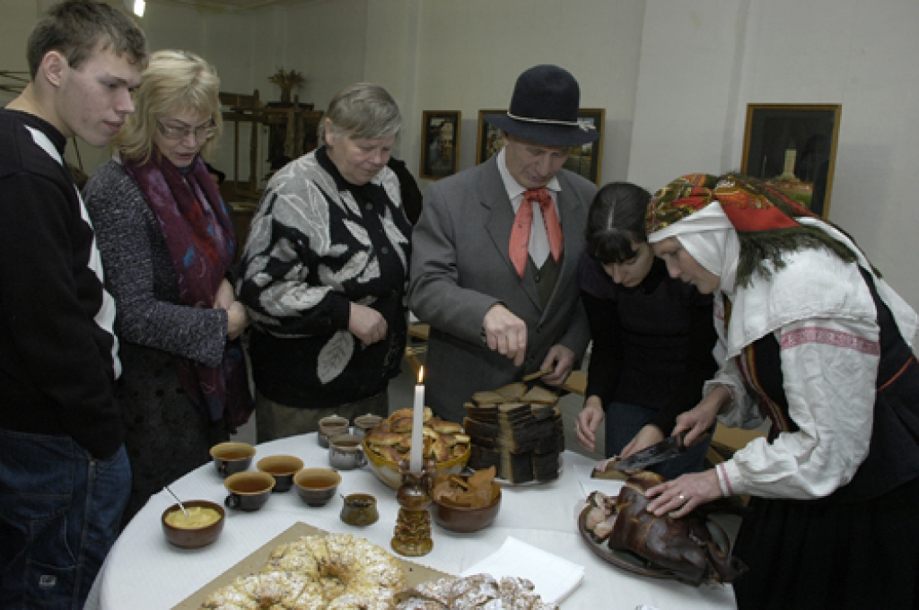 Svētdien, 19. decembrī, Bauskas novadpētniecības un mākslas muzejā ieskandināja ziemas saulgriežus. Svētkus kuplināja folkloras kopas «Dreņģeri», «Trejupe» un kurzemnieki – Rucavas tradīciju klubs.
Autors: Ivars Bogdanovs