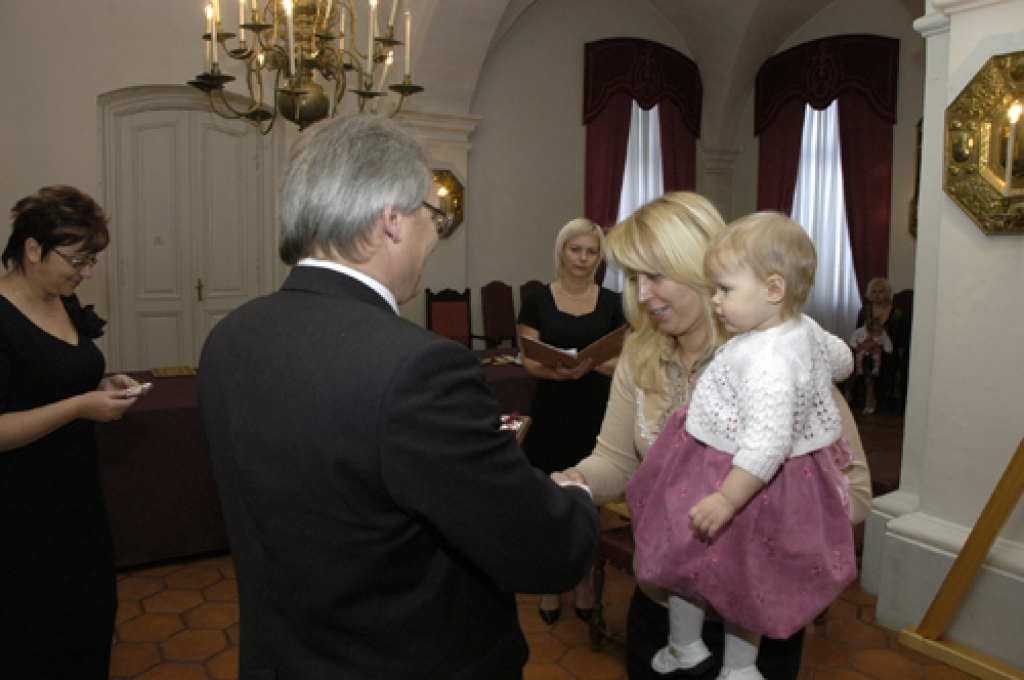 Kopš Rundāles novada izveides 2009. gada 1. jūlijā līdz 2010. gada 16. decembrim pašvaldības dzimtsarakstu nodaļā reģistrēti 40 jaundzimušie. Pieņemšanu Rundāles pils muzejā 17. decembrī novada jaunākajiem pilsoņiem rīkoja pašvaldība. 
Autors: Ivars Bogdanovs