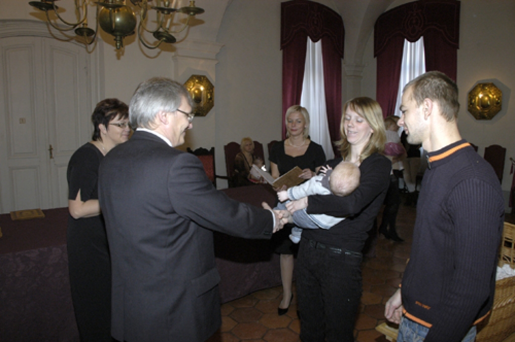 Kopš Rundāles novada izveides 2009. gada 1. jūlijā līdz 2010. gada 16. decembrim pašvaldības dzimtsarakstu nodaļā reģistrēti 40 jaundzimušie. Pieņemšanu Rundāles pils muzejā 17. decembrī novada jaunākajiem pilsoņiem rīkoja pašvaldība. 
Autors: Ivars Bogdanovs