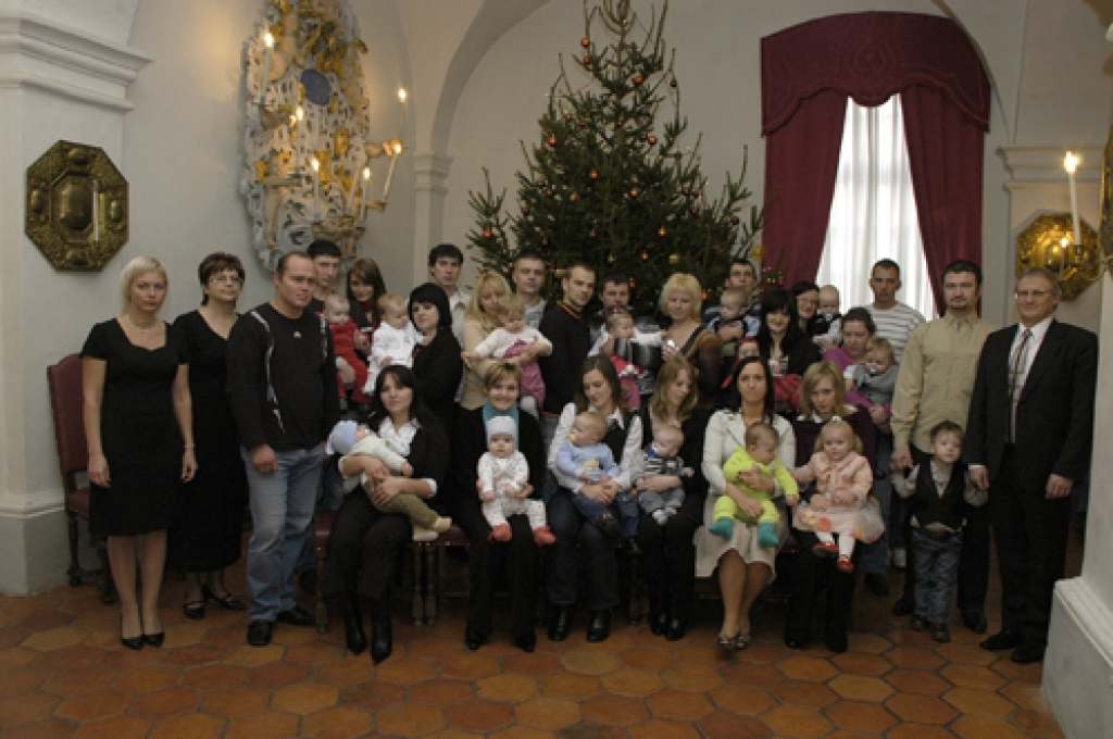 Kopš Rundāles novada izveides 2009. gada 1. jūlijā līdz 2010. gada 16. decembrim pašvaldības dzimtsarakstu nodaļā reģistrēti 40 jaundzimušie. Pieņemšanu Rundāles pils muzejā 17. decembrī novada jaunākajiem pilsoņiem rīkoja pašvaldība. 
Autors: Ivars Bogdanovs
