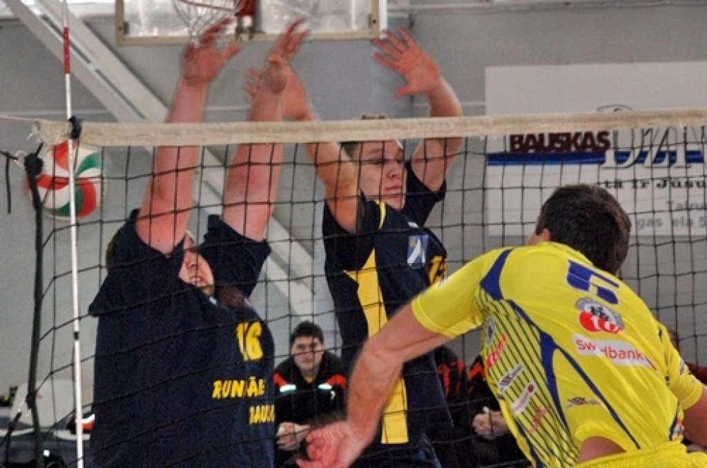 Bauskā, sporta namā «Mēmele», 19. decembrī notika Latvijas 1. volejbola līgas spēle starp «Rundāle-Bauska» un VK «Ventspils». Lai arī pirms spēles visas domas bija par uzvaru, mājinieki tomēr piekāpās ar rezultātu 1:3. 
Autors: Uldis Varnevičs