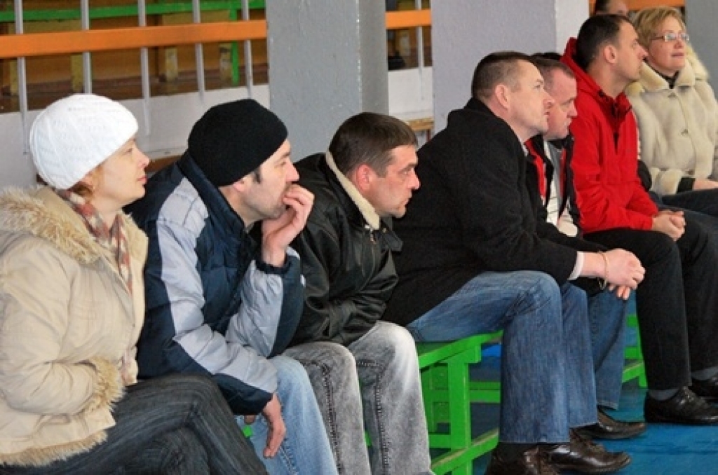 Bauskā, sporta namā «Mēmele», 19. decembrī notika Latvijas 1. volejbola līgas spēle starp «Rundāle-Bauska» un VK «Ventspils». Lai arī pirms spēles visas domas bija par uzvaru, mājinieki tomēr piekāpās ar rezultātu 1:3. 
Autors: Uldis Varnevičs
