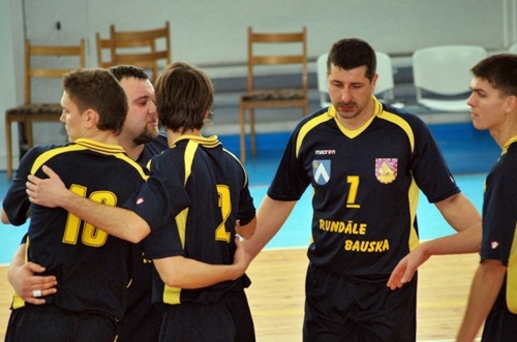 Bauskā, sporta namā «Mēmele», 19. decembrī notika Latvijas 1. volejbola līgas spēle starp «Rundāle-Bauska» un VK «Ventspils». Lai arī pirms spēles visas domas bija par uzvaru, mājinieki tomēr piekāpās ar rezultātu 1:3. 
Autors: Uldis Varnevičs