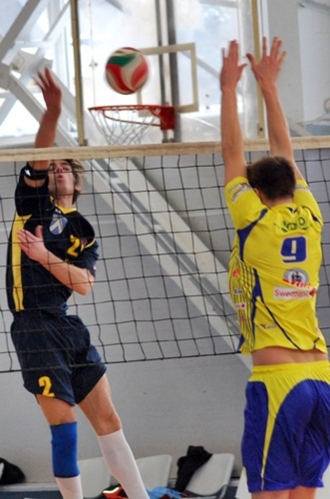 Bauskā, sporta namā «Mēmele», 19. decembrī notika Latvijas 1. volejbola līgas spēle starp «Rundāle-Bauska» un VK «Ventspils». Lai arī pirms spēles visas domas bija par uzvaru, mājinieki tomēr piekāpās ar rezultātu 1:3. 
Autors: Uldis Varnevičs