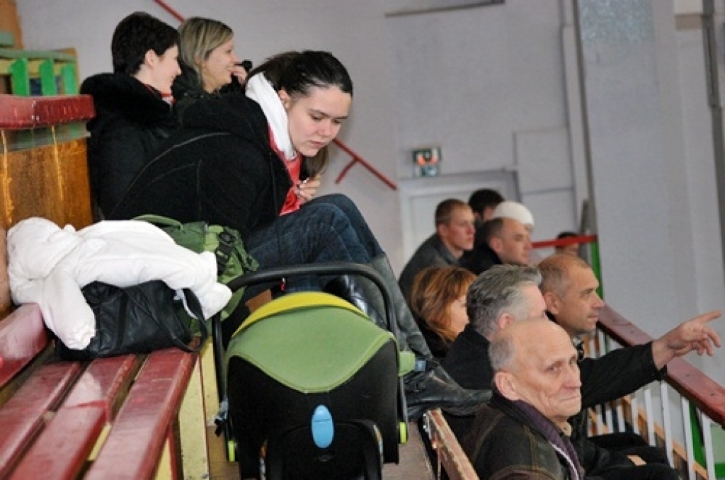 Bauskā, sporta namā «Mēmele», 19. decembrī notika Latvijas 1. volejbola līgas spēle starp «Rundāle-Bauska» un VK «Ventspils». Lai arī pirms spēles visas domas bija par uzvaru, mājinieki tomēr piekāpās ar rezultātu 1:3. 
Autors: Uldis Varnevičs