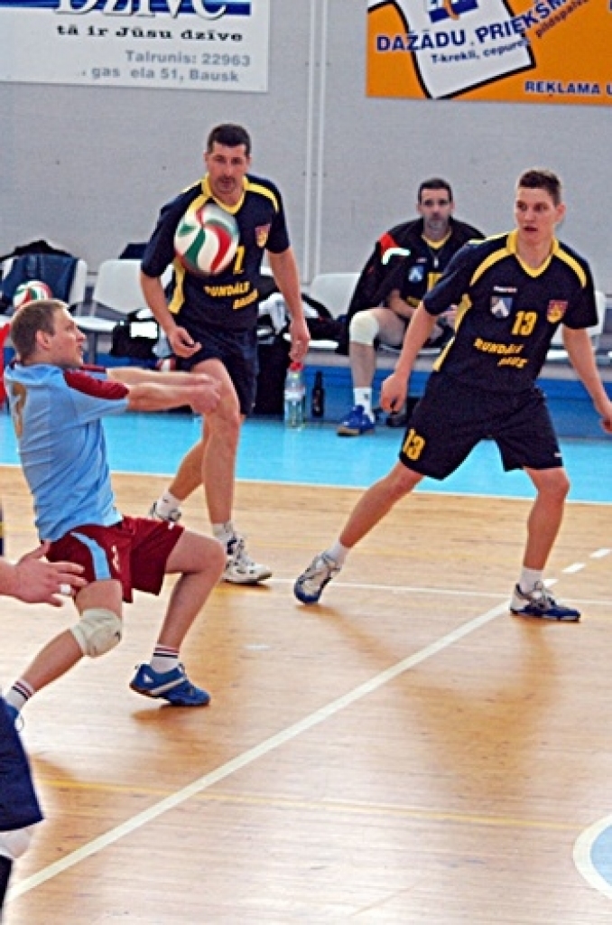 Bauskā, sporta namā «Mēmele», 19. decembrī notika Latvijas 1. volejbola līgas spēle starp «Rundāle-Bauska» un VK «Ventspils». Lai arī pirms spēles visas domas bija par uzvaru, mājinieki tomēr piekāpās ar rezultātu 1:3. 
Autors: Uldis Varnevičs