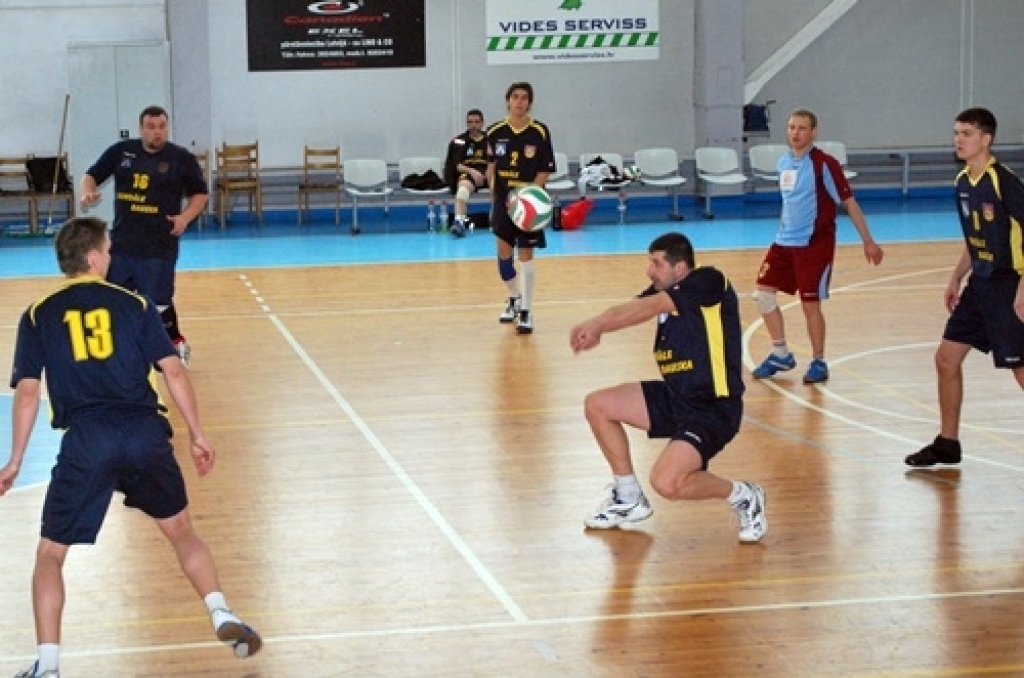 Bauskā, sporta namā «Mēmele», 19. decembrī notika Latvijas 1. volejbola līgas spēle starp «Rundāle-Bauska» un VK «Ventspils». Lai arī pirms spēles visas domas bija par uzvaru, mājinieki tomēr piekāpās ar rezultātu 1:3. 
Autors: Uldis Varnevičs