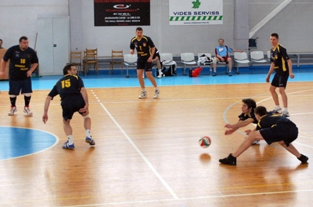Bauskā, sporta namā «Mēmele», 19. decembrī notika Latvijas 1. volejbola līgas spēle starp «Rundāle-Bauska» un VK «Ventspils». Lai arī pirms spēles visas domas bija par uzvaru, mājinieki tomēr piekāpās ar rezultātu 1:3. 
Autors: Uldis Varnevičs