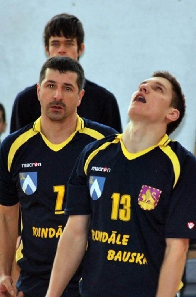 Bauskā, sporta namā «Mēmele», 19. decembrī notika Latvijas 1. volejbola līgas spēle starp «Rundāle-Bauska» un VK «Ventspils». Lai arī pirms spēles visas domas bija par uzvaru, mājinieki tomēr piekāpās ar rezultātu 1:3. 
Autors: Uldis Varnevičs