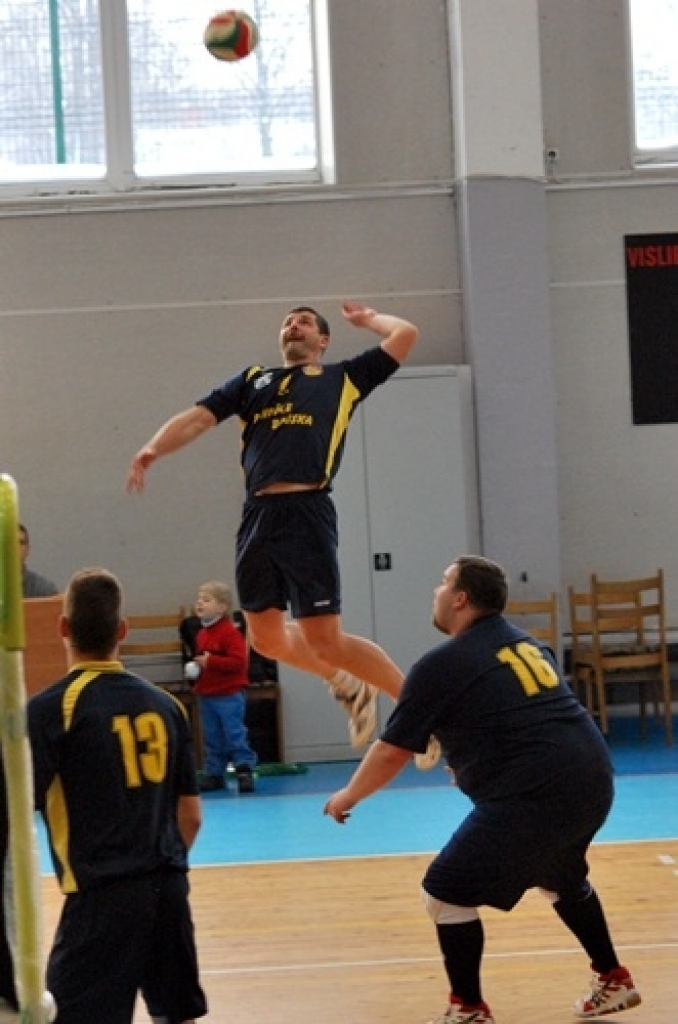 Bauskā, sporta namā «Mēmele», 19. decembrī notika Latvijas 1. volejbola līgas spēle starp «Rundāle-Bauska» un VK «Ventspils». Lai arī pirms spēles visas domas bija par uzvaru, mājinieki tomēr piekāpās ar rezultātu 1:3. 
Autors: Uldis Varnevičs