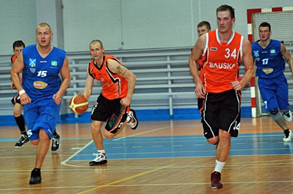Latvijas Amatieru basketbola līgas spēlē Bauskā, sporta namā «Mēmele», Iecavas novada BK «Dartija» ar rezultātu 80:72 pārspēja BK «Kvēle». Basketbola klubam (BK) «Dartija» tā ir jau piektā uzvara pēc kārtas. Turklāt tā ir pirmā iecavnieku...
Autors: Uldis Varnevičs