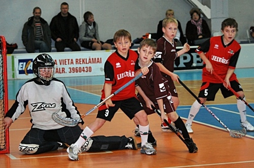 Latvijas Florbola federācijas jauniešu čempionāta pirmās divīzijas trīs spēles notika Bauskā 12. decembrī. «Bauskas BJSS» pārspēja «Rīgas lauvas» visas trīs reizes. 16. decembrī, notiks U-18 grupas spēle starp Ingus Panteļejeva trenēto...
Autors: Uldis Varnevičs