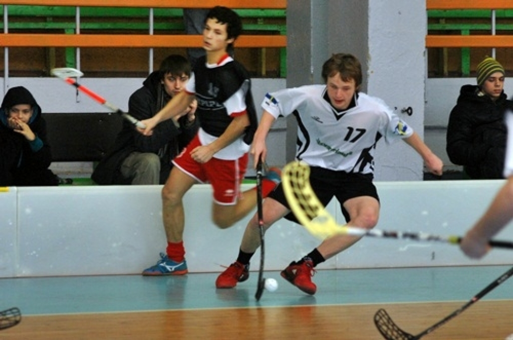 Latvijas Florbola federācijas jauniešu čempionāta pirmās divīzijas trīs spēles notika Bauskā 12. decembrī. «Bauskas BJSS» pārspēja «Rīgas lauvas» visas trīs reizes. 16. decembrī, notiks U-18 grupas spēle starp Ingus Panteļejeva trenēto...
Autors: Uldis Varnevičs