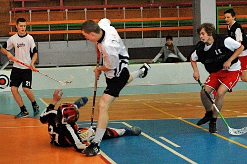 Latvijas Florbola federācijas jauniešu čempionāta pirmās divīzijas trīs spēles notika Bauskā 12. decembrī. «Bauskas BJSS» pārspēja «Rīgas lauvas» visas trīs reizes. 16. decembrī, notiks U-18 grupas spēle starp Ingus Panteļejeva trenēto...
Autors: Uldis Varnevičs