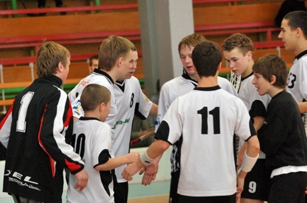 Latvijas Florbola federācijas jauniešu čempionāta pirmās divīzijas trīs spēles notika Bauskā 12. decembrī. «Bauskas BJSS» pārspēja «Rīgas lauvas» visas trīs reizes. 16. decembrī, notiks U-18 grupas spēle starp Ingus Panteļejeva trenēto...
Autors: Uldis Varnevičs