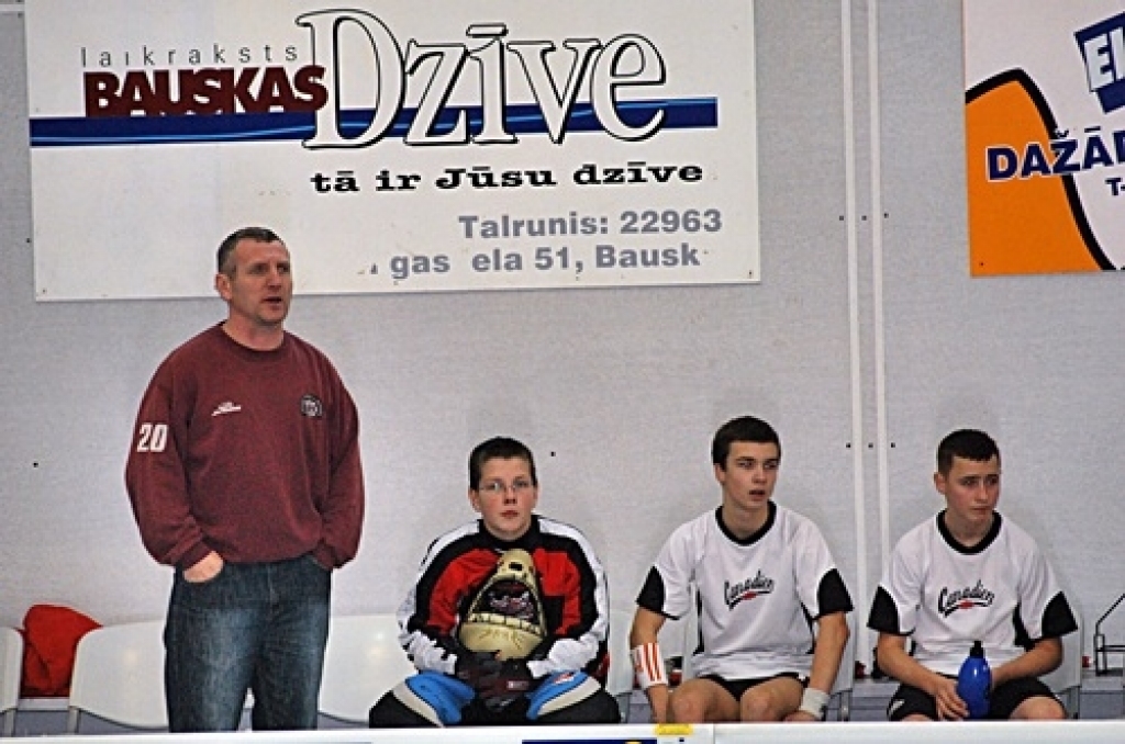 Latvijas Florbola federācijas jauniešu čempionāta pirmās divīzijas trīs spēles notika Bauskā 12. decembrī. «Bauskas BJSS» pārspēja «Rīgas lauvas» visas trīs reizes. 16. decembrī, notiks U-18 grupas spēle starp Ingus Panteļejeva trenēto...
Autors: Uldis Varnevičs