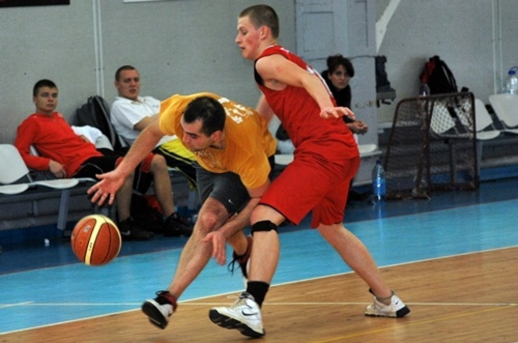 Sporta centra «Mēmele» basketbola kausa izcīņā Bauskā, sporta namā «Mēmele», 11. decembrī notika trīs spēles. Vispirms Iecavas sporta skolas komanda sagādāja nepatīkamu zaudējumu «Ceraukstes» vienībai ar rezultātu 86:67. «Ozo» pārliecinoši...
Autors: Uldis Varnevičs