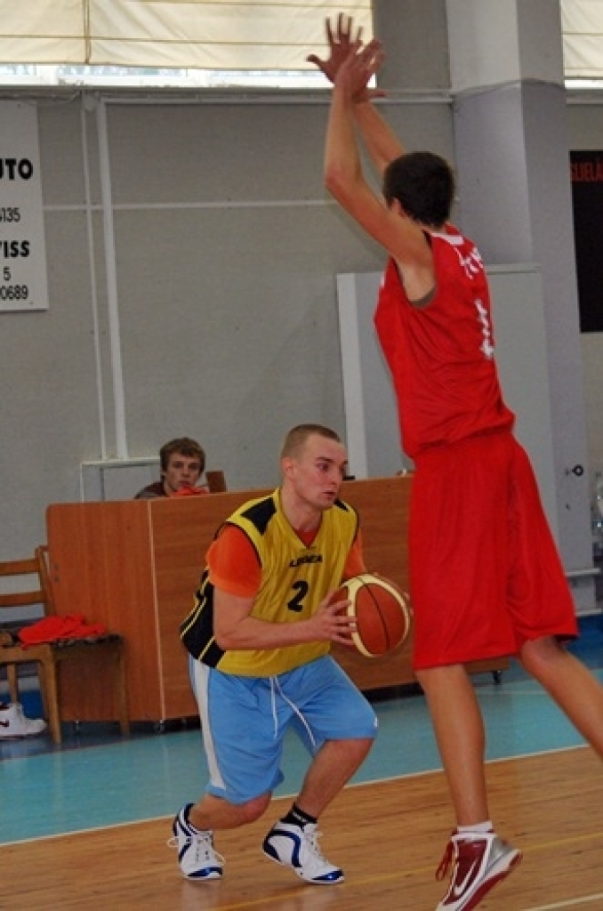 Sporta centra «Mēmele» basketbola kausa izcīņā Bauskā, sporta namā «Mēmele», 11. decembrī notika trīs spēles. Vispirms Iecavas sporta skolas komanda sagādāja nepatīkamu zaudējumu «Ceraukstes» vienībai ar rezultātu 86:67. «Ozo» pārliecinoši...
Autors: Uldis Varnevičs