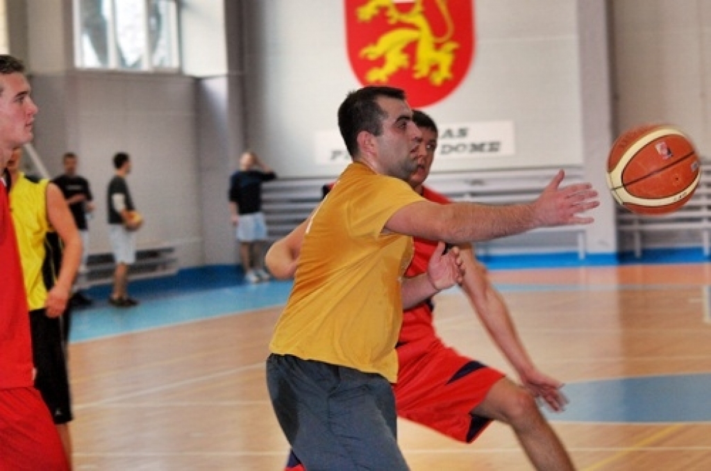 Sporta centra «Mēmele» basketbola kausa izcīņā Bauskā, sporta namā «Mēmele», 11. decembrī notika trīs spēles. Vispirms Iecavas sporta skolas komanda sagādāja nepatīkamu zaudējumu «Ceraukstes» vienībai ar rezultātu 86:67. «Ozo» pārliecinoši...
Autors: Uldis Varnevičs