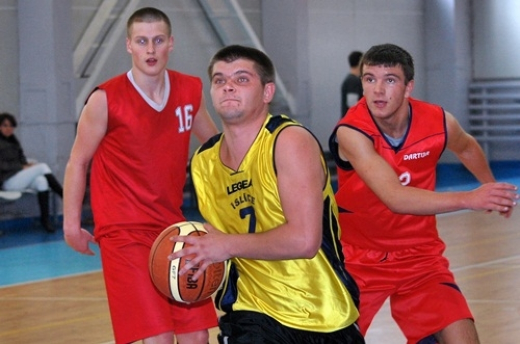 Sporta centra «Mēmele» basketbola kausa izcīņā Bauskā, sporta namā «Mēmele», 11. decembrī notika trīs spēles. Vispirms Iecavas sporta skolas komanda sagādāja nepatīkamu zaudējumu «Ceraukstes» vienībai ar rezultātu 86:67. «Ozo» pārliecinoši...
Autors: Uldis Varnevičs