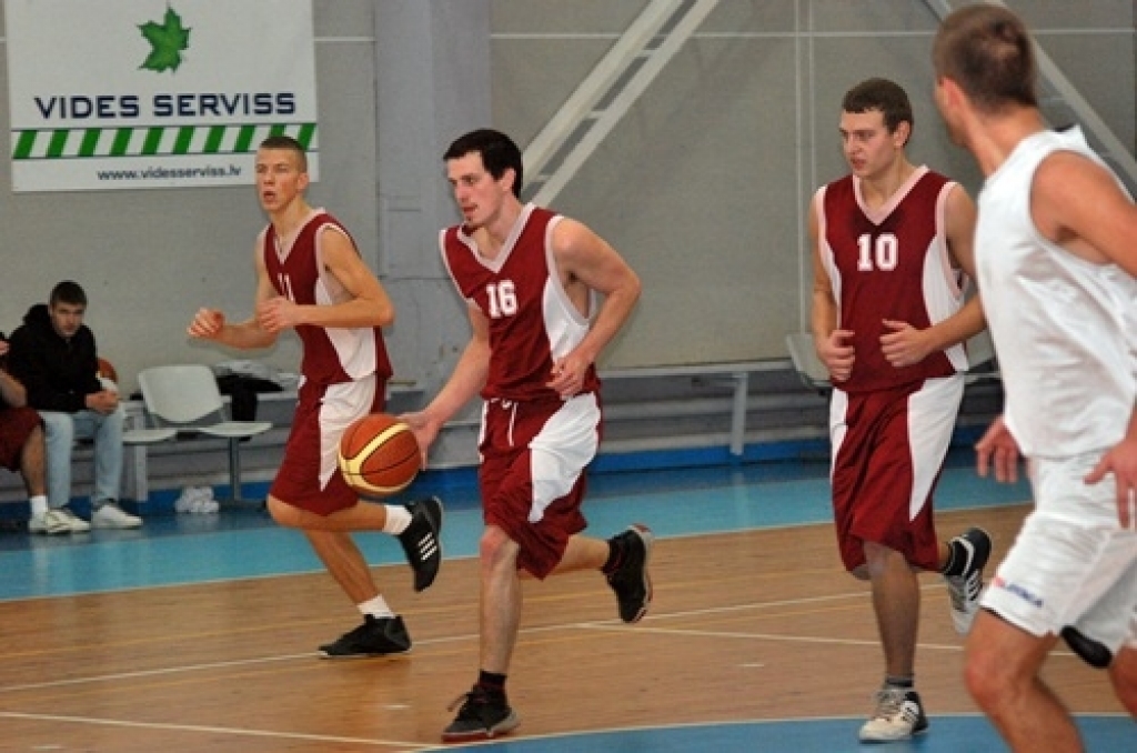 Sporta centra «Mēmele» basketbola kausa izcīņā Bauskā, sporta namā «Mēmele», 11. decembrī notika trīs spēles. Vispirms Iecavas sporta skolas komanda sagādāja nepatīkamu zaudējumu «Ceraukstes» vienībai ar rezultātu 86:67. «Ozo» pārliecinoši...
Autors: Uldis Varnevičs