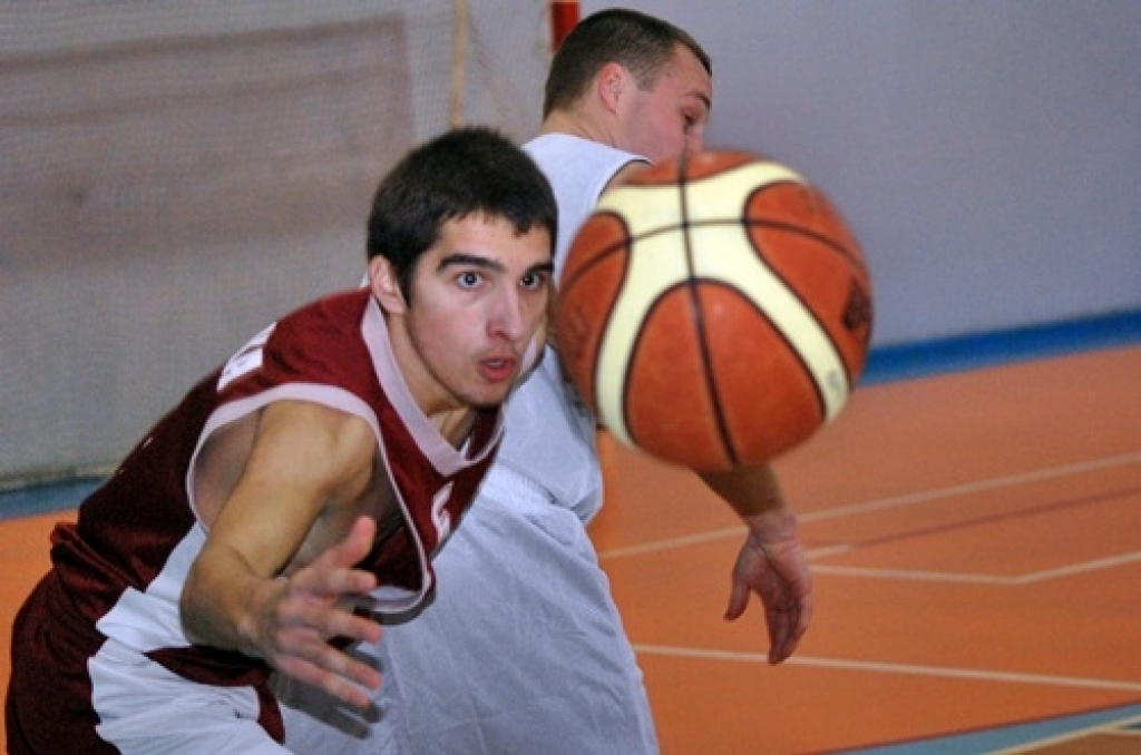 Sporta centra «Mēmele» basketbola kausa izcīņā Bauskā, sporta namā «Mēmele», 11. decembrī notika trīs spēles. Vispirms Iecavas sporta skolas komanda sagādāja nepatīkamu zaudējumu «Ceraukstes» vienībai ar rezultātu 86:67. «Ozo» pārliecinoši...
Autors: Uldis Varnevičs