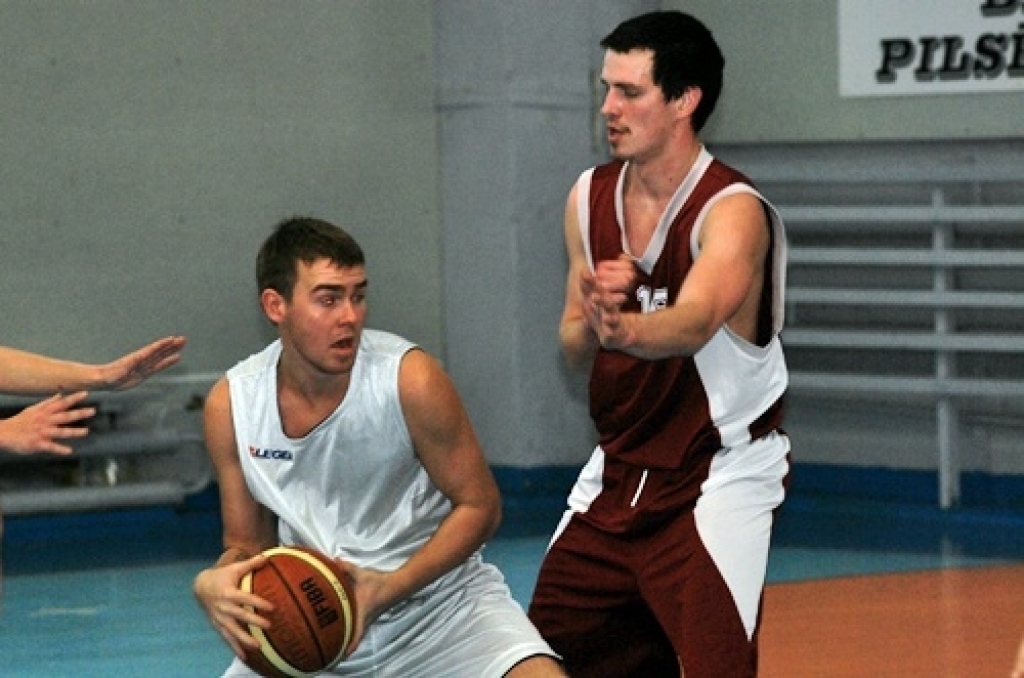 Sporta centra «Mēmele» basketbola kausa izcīņā Bauskā, sporta namā «Mēmele», 11. decembrī notika trīs spēles. Vispirms Iecavas sporta skolas komanda sagādāja nepatīkamu zaudējumu «Ceraukstes» vienībai ar rezultātu 86:67. «Ozo» pārliecinoši...
Autors: Uldis Varnevičs