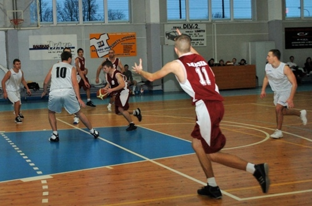 Sporta centra «Mēmele» basketbola kausa izcīņā Bauskā, sporta namā «Mēmele», 11. decembrī notika trīs spēles. Vispirms Iecavas sporta skolas komanda sagādāja nepatīkamu zaudējumu «Ceraukstes» vienībai ar rezultātu 86:67. «Ozo» pārliecinoši...
Autors: Uldis Varnevičs