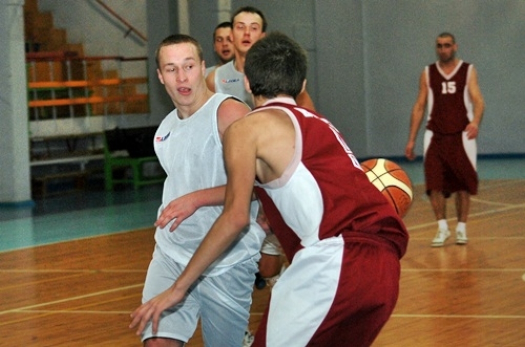 Sporta centra «Mēmele» basketbola kausa izcīņā Bauskā, sporta namā «Mēmele», 11. decembrī notika trīs spēles. Vispirms Iecavas sporta skolas komanda sagādāja nepatīkamu zaudējumu «Ceraukstes» vienībai ar rezultātu 86:67. «Ozo» pārliecinoši...
Autors: Uldis Varnevičs