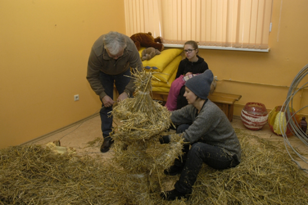 Sestdien plkst. 15 egli iededza pie Rundāles novada domes. Sarīkojums pulcēja gan mazus, gan lielus svētku vērotājus. Naski iegrimuši darbos un nedarbos bija salmu rūķi un ziemeļbriedis, kas bērniem radīja īpašu prieku. Skatītājus...
Autors: Ivars Bogdanovs