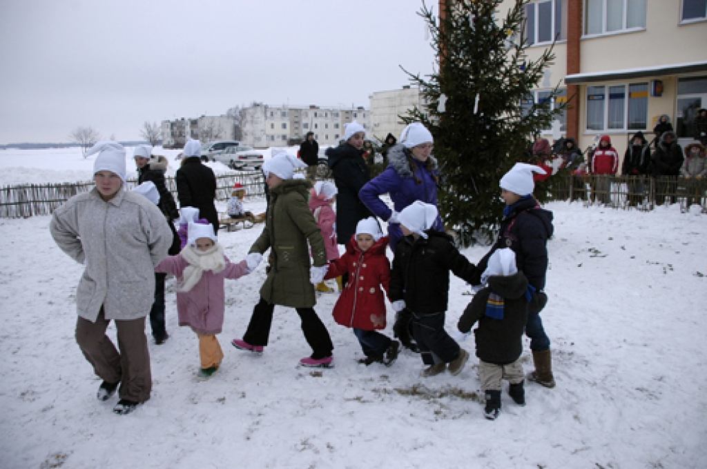 Sestdien plkst. 15 egli iededza pie Rundāles novada domes. Sarīkojums pulcēja gan mazus, gan lielus svētku vērotājus. Naski iegrimuši darbos un nedarbos bija salmu rūķi un ziemeļbriedis, kas bērniem radīja īpašu prieku. Skatītājus...
Autors: Ivars Bogdanovs