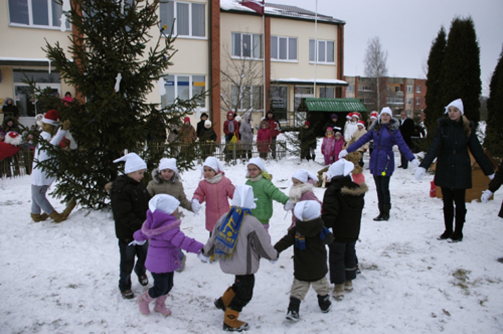 Sestdien plkst. 15 egli iededza pie Rundāles novada domes. Sarīkojums pulcēja gan mazus, gan lielus svētku vērotājus. Naski iegrimuši darbos un nedarbos bija salmu rūķi un ziemeļbriedis, kas bērniem radīja īpašu prieku. Skatītājus...
Autors: Ivars Bogdanovs