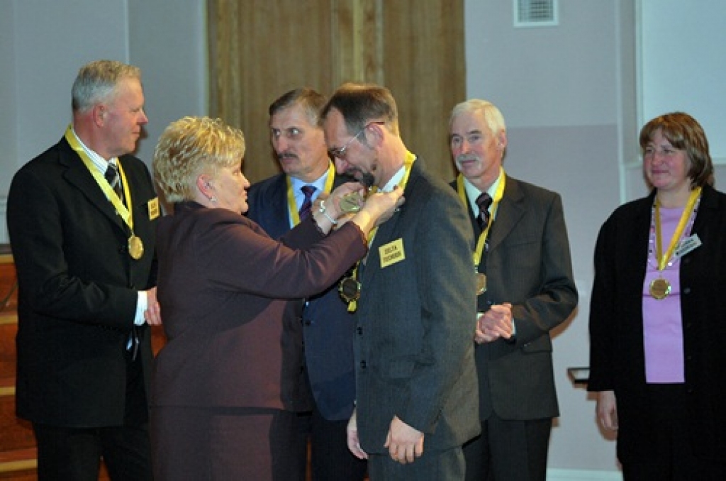 Pilsētas tautas namā 3. decembrī Bērnu un jaunatnes sporta skola (BJSS) godināja Bauskas novada 2010. gada jaunatnes sporta laureātus. Par teicamiem rezultātiem un mērķtiecīgu, neatlaidīgu treniņu darbu jaunatnes sporta laureātu titulu...
Autors: Uldis Varnevičs