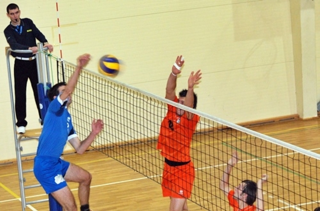 2. decembra vakarā Valles vidusskolas sporta zālē Latvijas Nacionālās volejbola līgas spēlē SK «Vecumnieki» volejbola komanda pārspēja piecos setos (-16;24;-24;17;10) SK «RTU» no Rīgas. SK «Vecumnieki» turnīra tabulā atrodas sestajā vietā,...
Autors: Uldis Varnevičs