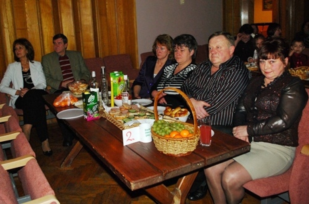 Īslīces pagasta iedzīvotāji konkursa «Sakoptākā dzīves telpa 2010» noslēguma sarīkojumā 29. janvārī Īslīces kultūras namā saņēma 24 nominācijas un balvas.
- Nomināciju ieguvēji konkursā «Sakoptākā dzīves telpa 2010»:
par strauju izaugsmi...
Autors: Uldis Varnevičs