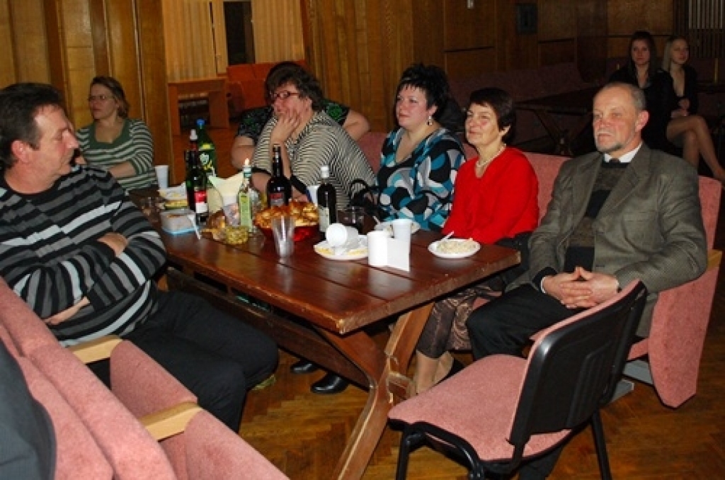 Īslīces pagasta iedzīvotāji konkursa «Sakoptākā dzīves telpa 2010» noslēguma sarīkojumā 29. janvārī Īslīces kultūras namā saņēma 24 nominācijas un balvas.
- Nomināciju ieguvēji konkursā «Sakoptākā dzīves telpa 2010»:
par strauju izaugsmi...
Autors: Uldis Varnevičs