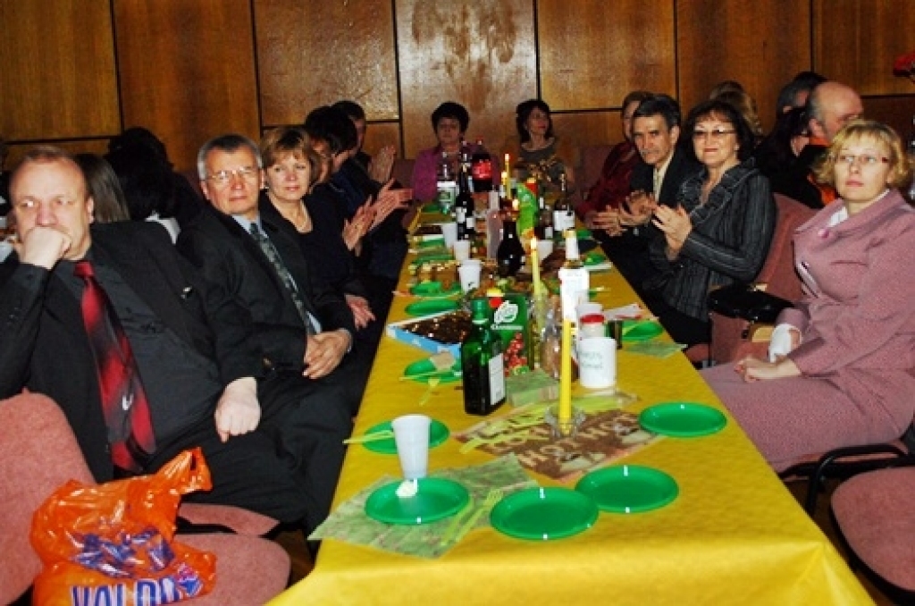 Īslīces pagasta iedzīvotāji konkursa «Sakoptākā dzīves telpa 2010» noslēguma sarīkojumā 29. janvārī Īslīces kultūras namā saņēma 24 nominācijas un balvas.
- Nomināciju ieguvēji konkursā «Sakoptākā dzīves telpa 2010»:
par strauju izaugsmi...
Autors: Uldis Varnevičs