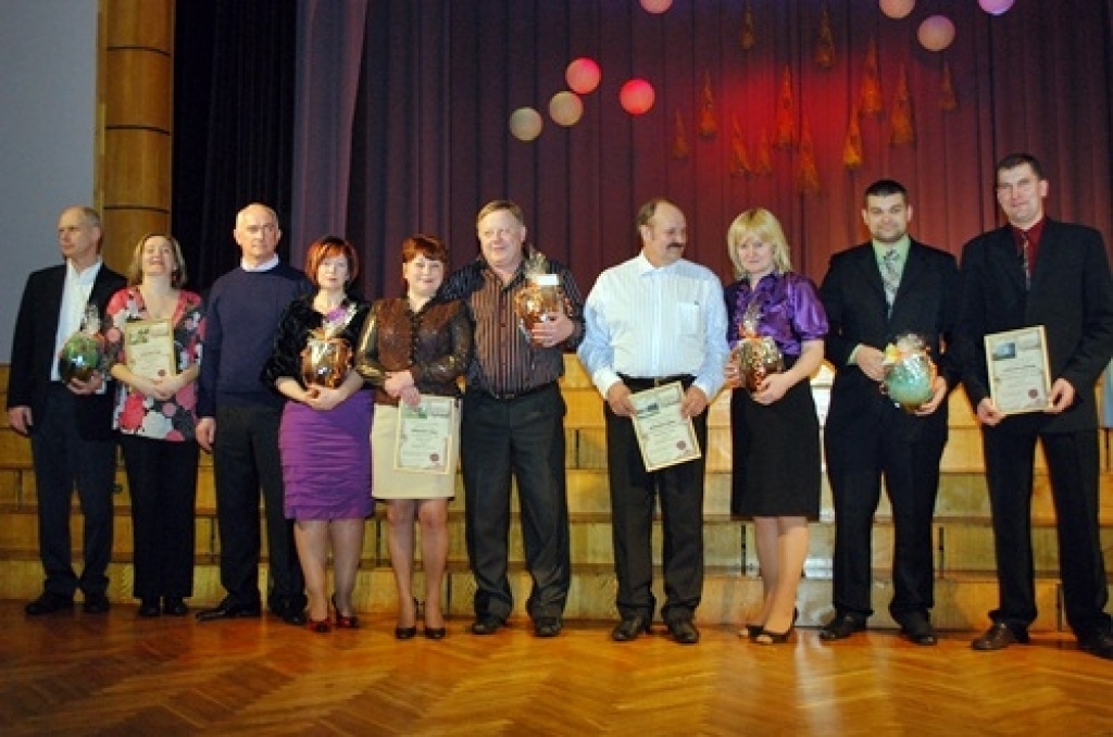 Īslīces pagasta iedzīvotāji konkursa «Sakoptākā dzīves telpa 2010» noslēguma sarīkojumā 29. janvārī Īslīces kultūras namā saņēma 24 nominācijas un balvas.
- Nomināciju ieguvēji konkursā «Sakoptākā dzīves telpa 2010»:
par strauju izaugsmi...
Autors: Uldis Varnevičs