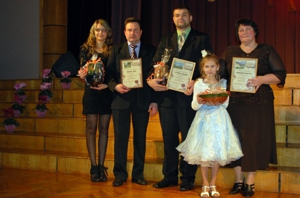 Īslīces pagasta iedzīvotāji konkursa «Sakoptākā dzīves telpa 2010» noslēguma sarīkojumā 29. janvārī Īslīces kultūras namā saņēma 24 nominācijas un balvas.
- Nomināciju ieguvēji konkursā «Sakoptākā dzīves telpa 2010»:
par strauju izaugsmi...
Autors: Uldis Varnevičs