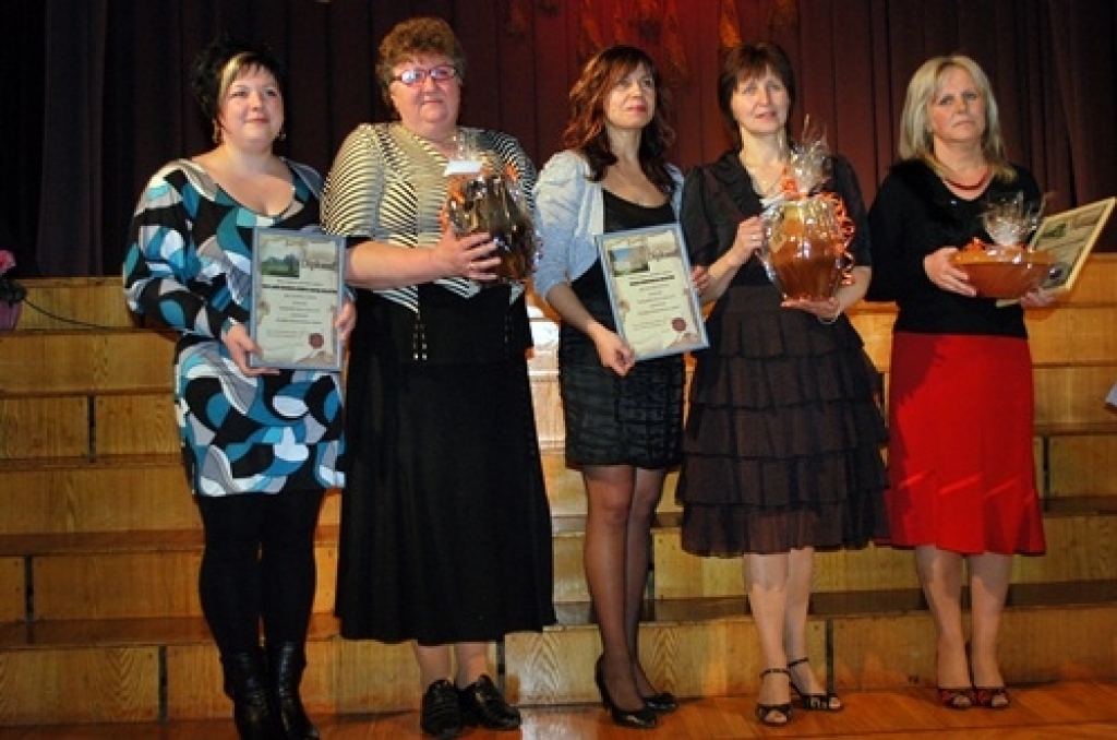 Īslīces pagasta iedzīvotāji konkursa «Sakoptākā dzīves telpa 2010» noslēguma sarīkojumā 29. janvārī Īslīces kultūras namā saņēma 24 nominācijas un balvas.
- Nomināciju ieguvēji konkursā «Sakoptākā dzīves telpa 2010»:
par strauju izaugsmi...
Autors: Uldis Varnevičs