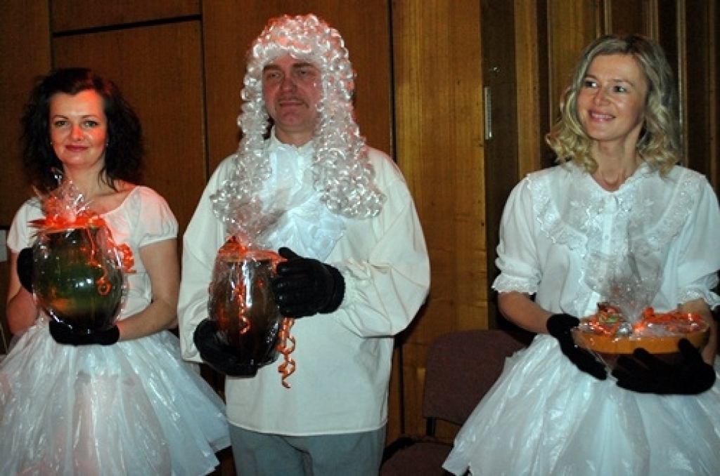 Īslīces pagasta iedzīvotāji konkursa «Sakoptākā dzīves telpa 2010» noslēguma sarīkojumā 29. janvārī Īslīces kultūras namā saņēma 24 nominācijas un balvas.
- Nomināciju ieguvēji konkursā «Sakoptākā dzīves telpa 2010»:
par strauju izaugsmi...
Autors: Uldis Varnevičs