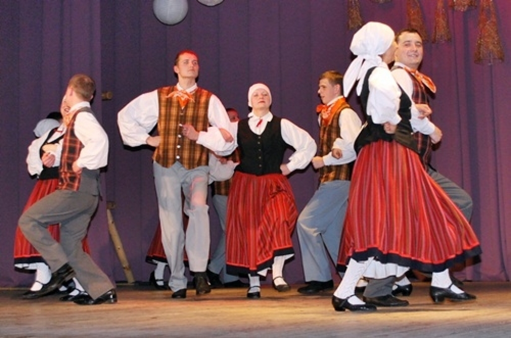 Īslīces pagasta iedzīvotāji konkursa «Sakoptākā dzīves telpa 2010» noslēguma sarīkojumā 29. janvārī Īslīces kultūras namā saņēma 24 nominācijas un balvas.
- Nomināciju ieguvēji konkursā «Sakoptākā dzīves telpa 2010»:
par strauju izaugsmi...
Autors: Uldis Varnevičs