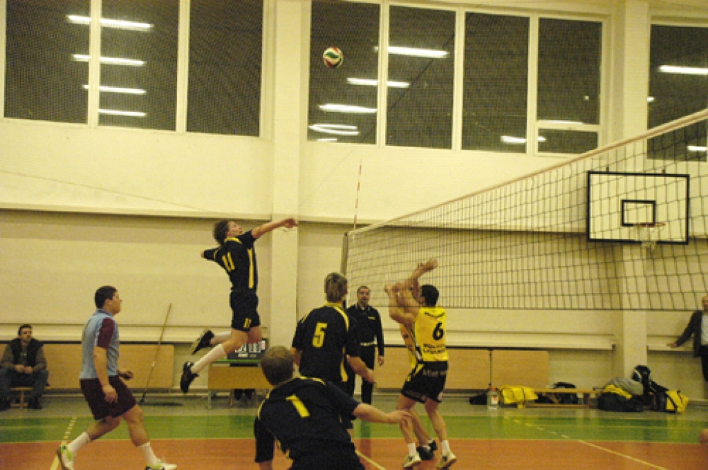 Pilsrundāles vidusskolas sporta zālē 26. janvāra vakarā kārtējo uzvaru Latvijas Federācijas volejbola pirmās līgas spēlē guva komandas «Rundāle-Bauska» volejbolisti.Pēc neveiksmīgā sezonas sākuma situācija ir mainījusies, un mūsu...
Autors: Ivars Bogdanovs