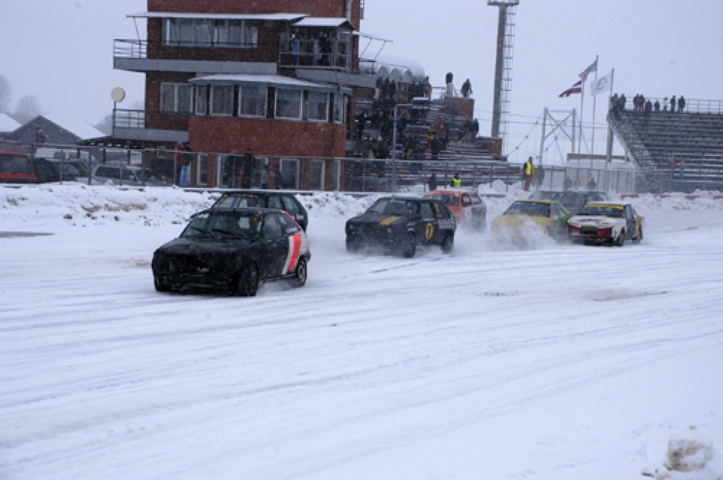 Latvijas Automobiļu federācijas rīkotais folkreisa Ziemas kausa izcīņas otrais posms notika 22. janvārī Gailīšu pagasta sporta kompleksā «Mūsa». Sacīkstēs caur sniegu un ledu startēja 35 dalībnieki. Piedāvājam ieskatu no folkreisa...
Autors: Ivars Bogdanovs
