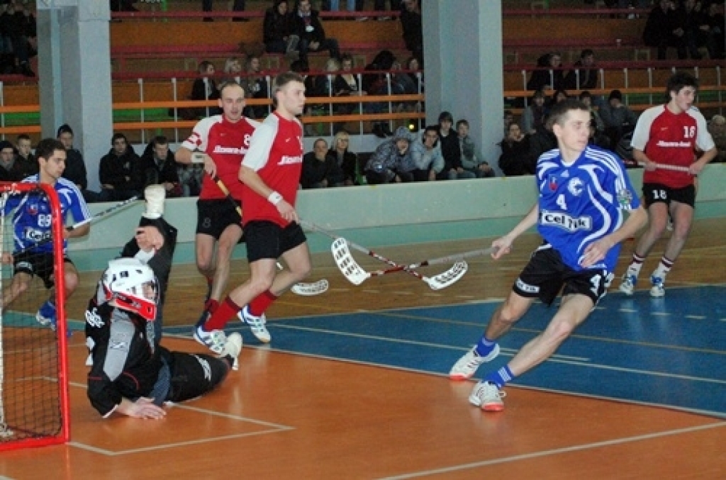 Latvijas florbola virslīgas spēlē 15. janvārī Bauskā, sporta namā «Mēmele», līdzjutējus gaidīja «saldais ēdiens» – viena no līderkomandām, Normunda Gruncka trenētā Cēsu «Lekrings», knapi izglābās no zaudējuma Bauskā.
Autors: Uldis Varnevičs