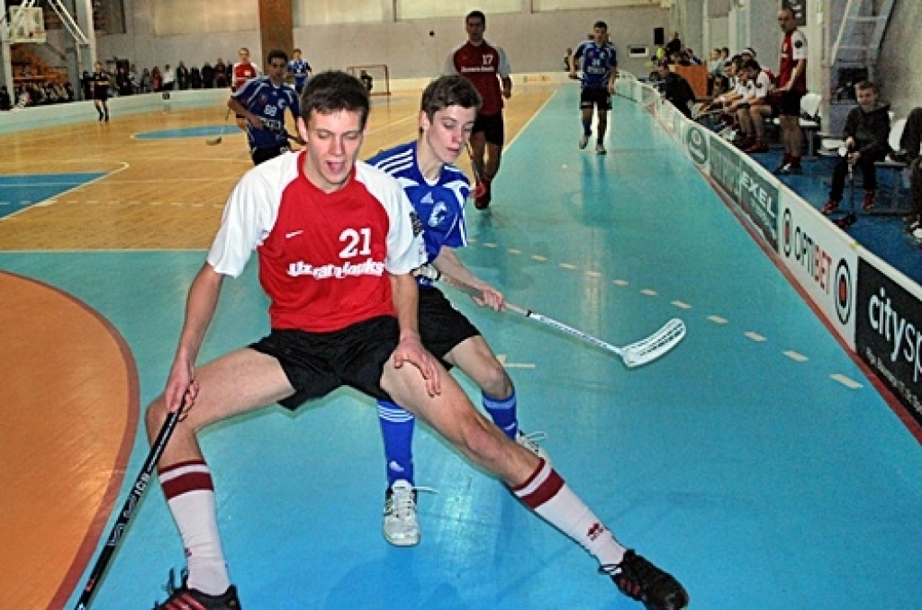 Latvijas florbola virslīgas spēlē 15. janvārī Bauskā, sporta namā «Mēmele», līdzjutējus gaidīja «saldais ēdiens» – viena no līderkomandām, Normunda Gruncka trenētā Cēsu «Lekrings», knapi izglābās no zaudējuma Bauskā.
Autors: Uldis Varnevičs